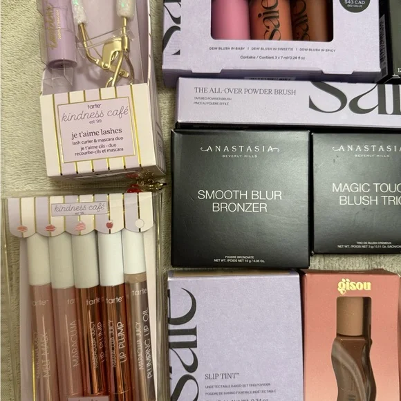 NWT Luxe Makeup Collection - Picture 2 of 4